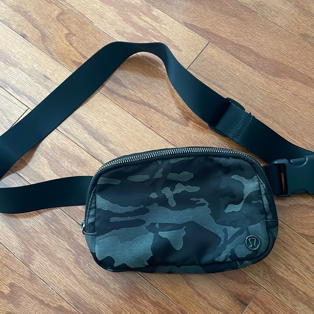 Lululemon camo Fanny pack
